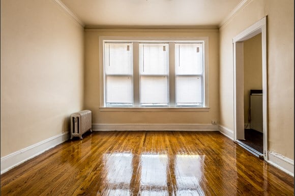 Park Manor Apartments for rent in Chicago | 212 E 69th Pl Living Room